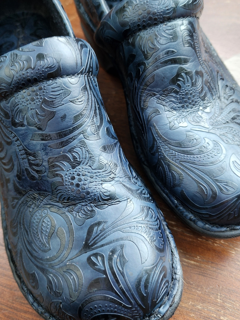 b.o.c. Born Peggy Embossed Paisley Clogs Navy Blue Black Floral Mules 9M C31703